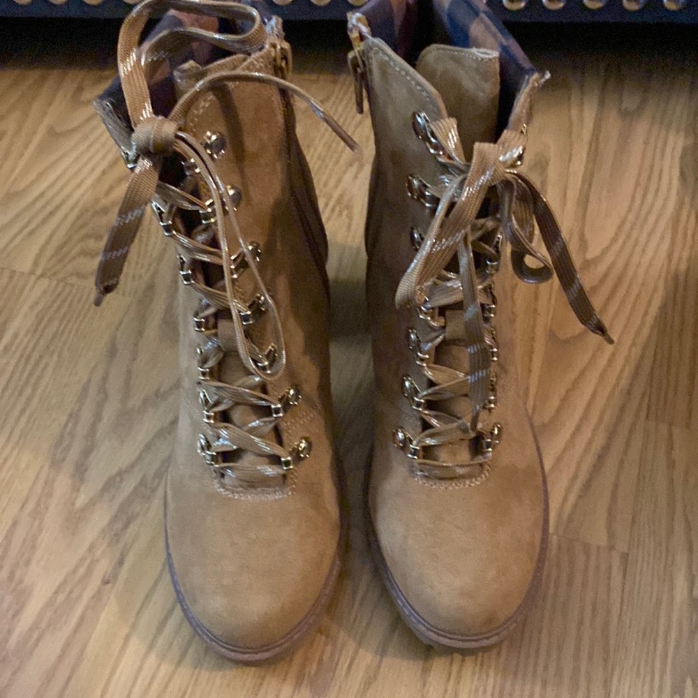 Sun and Stone beige booties women’s size 8 1/2 they are round toes heel near 3in